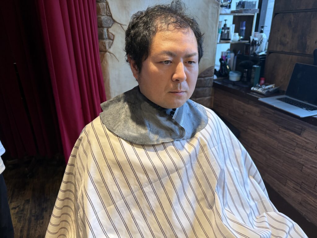 薄毛男性のための美容室SARUTAHIKO(サルタヒコ)で髪の毛を濡らした状態