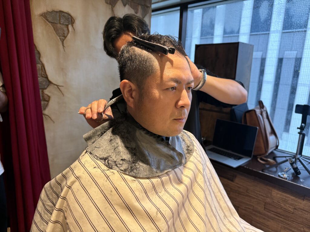 薄毛男性のための美容室SARUTAHIKO(サルタヒコ)でサイドを刈り上げている様子