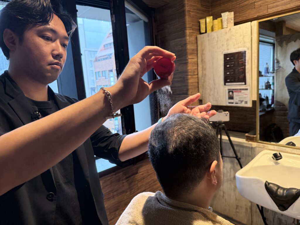 仕上げにパウダーワックスを使って、ベトっとならないふんわりなスタイリングに仕上げる