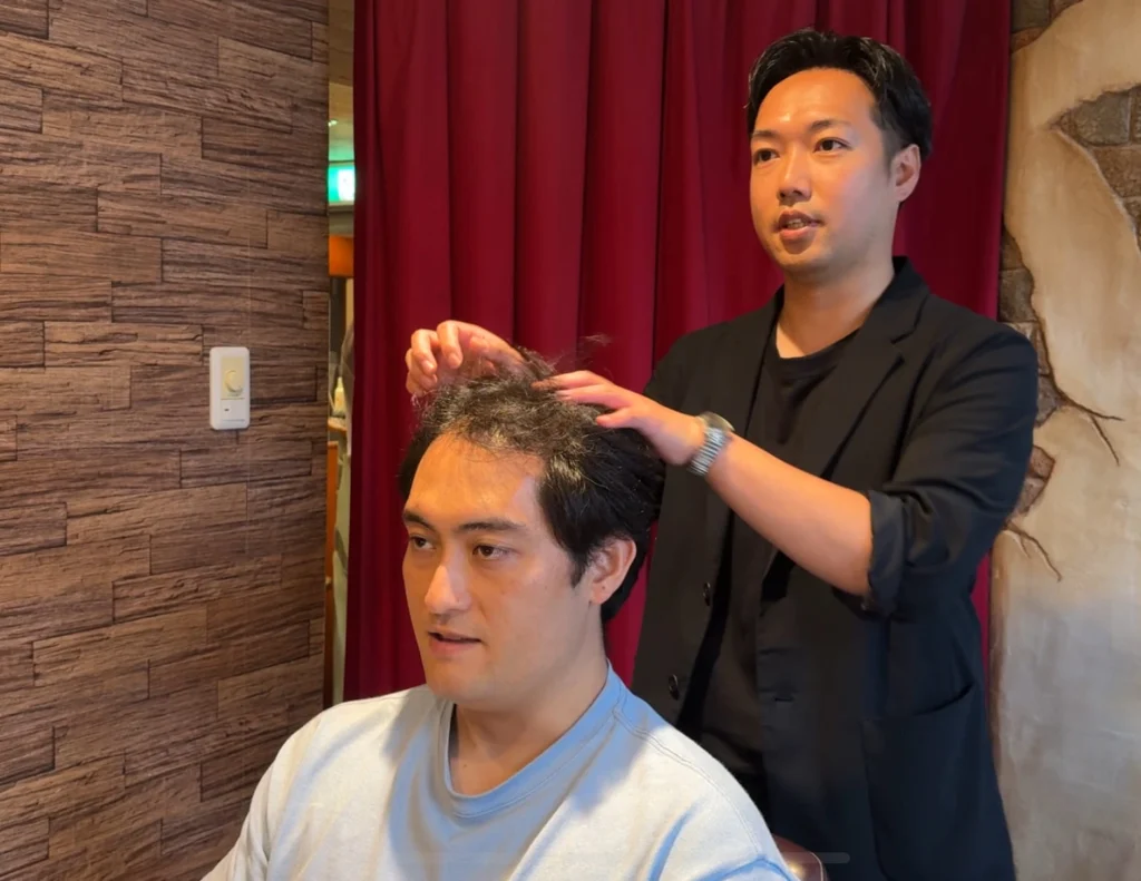 髪質や頭皮の状況を確認しながら髪型のご相談をさせていただきます。