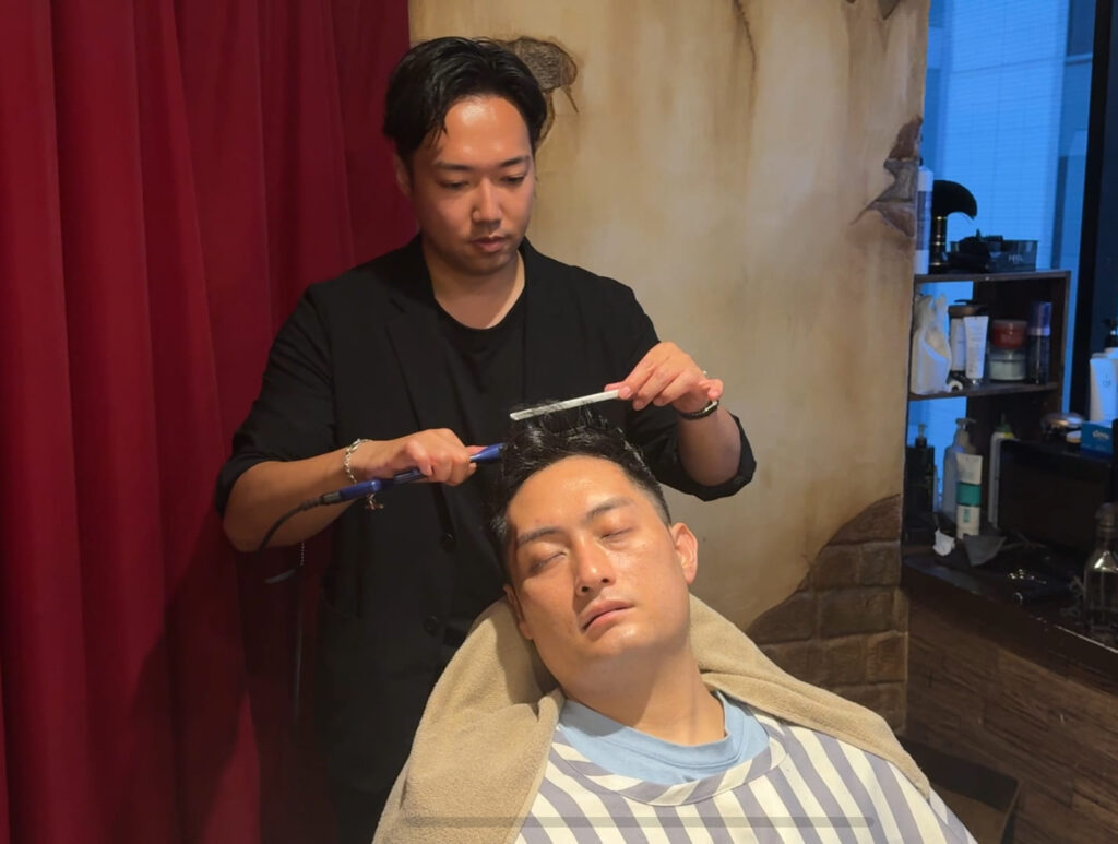 リラックスしていただける体勢でパーマを当てていきます。