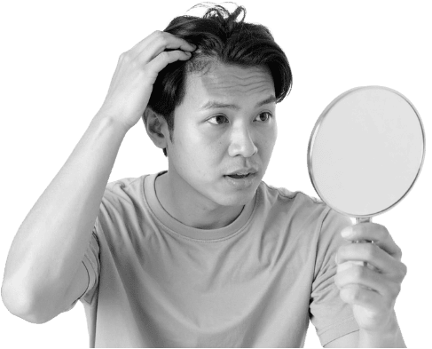 鏡で髪型を確認する男性