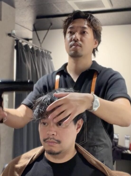 頭頂部に必要な長さを残しサイドを整えた40代男性の薄毛カット施術中