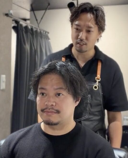 2つのつむじと頭頂部の割れが気になる40代男性のカット前