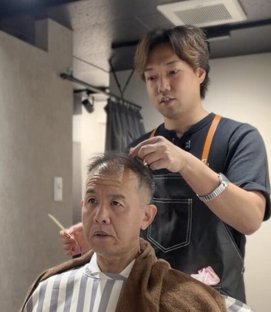 Kさんの髪質とシルエットに合わせて長さを調整する施術の様子