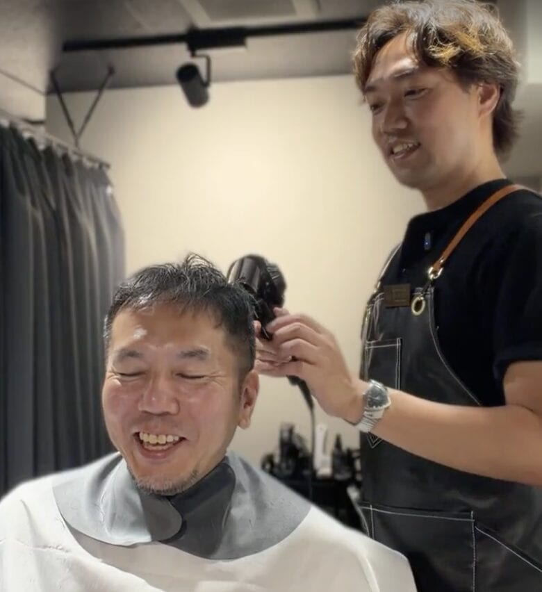 トップに自然な立体感を出す40代男性の薄毛カット施術途中