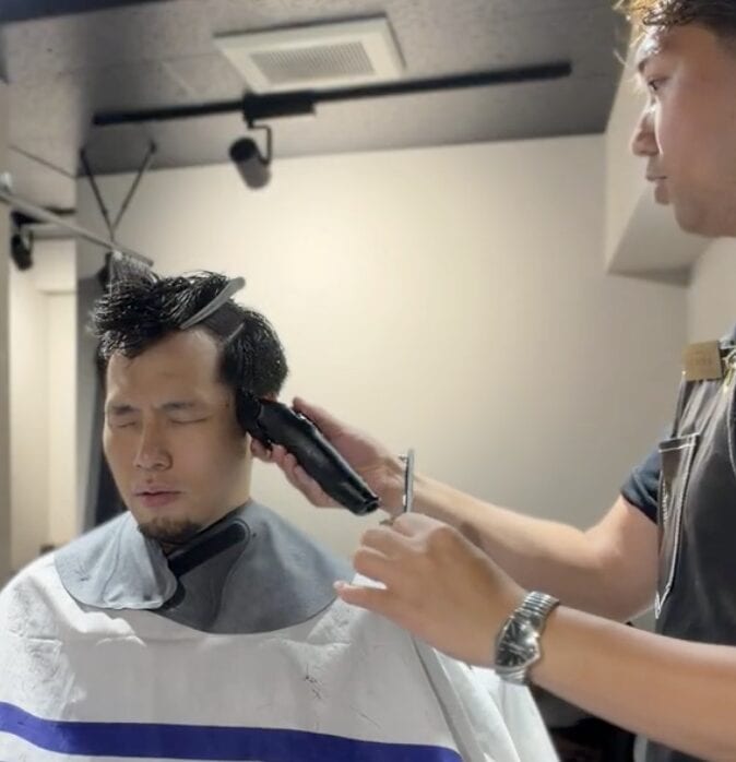 30代男性のM字薄毛カット施術中の様子